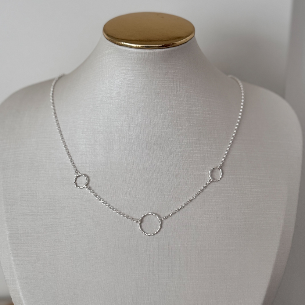 dfa92138fb7141ca65e10a9146d4c23b.jpg Colar 3 Círculos Torcidos Vazados Prata 950-45cm - Imagem 1