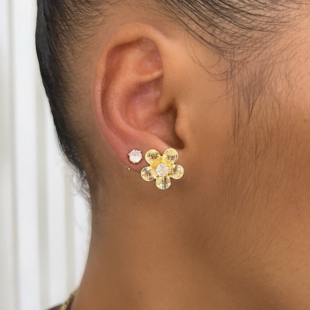 b50474b7f36272b97a39d94b0afc2d22.jpeg Brinco Flor Miolo Ponto de Luz-14x14mm - Imagem 1