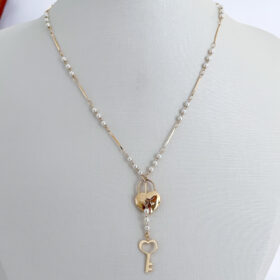 Colar Gravatinha Pérolas Cadeado e Chave-45cm